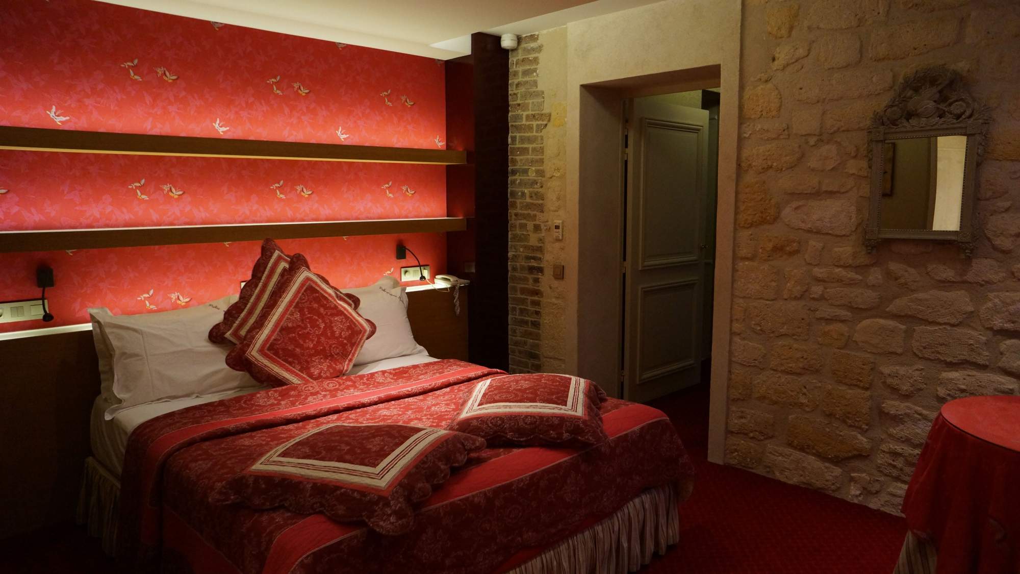 Chambre de charme avec un lit queen size, avec une vue directement sur le jardin de l'hôtel Le Relais Médicis. Hôtel de charme sur la célèbre Rive Gauche de Paris